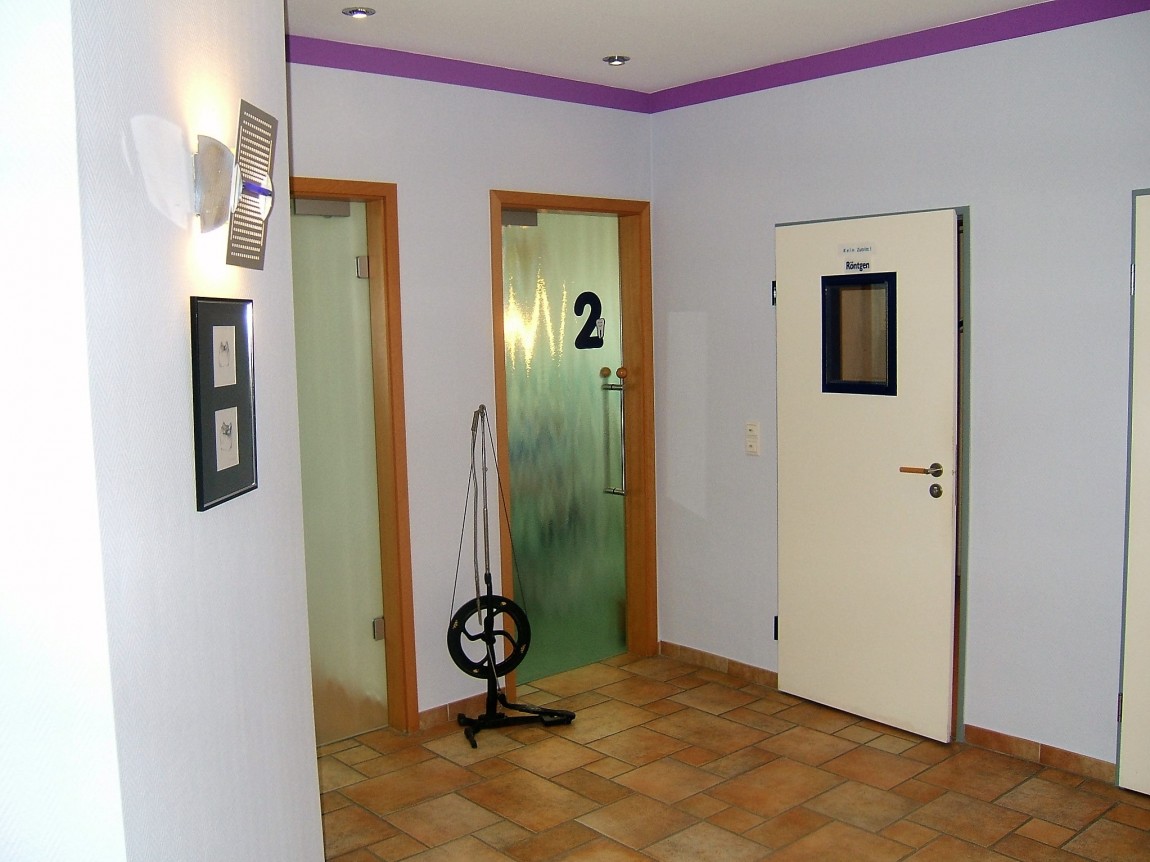 Zu-den-Behandlungszimmern-2.jpg
